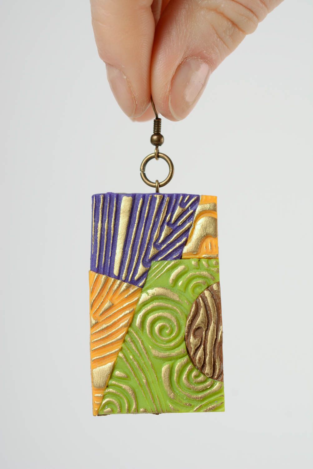 Bemalte künstlerische rechteckige Ohrringe aus Polymerton mit Mosaik schön handmade foto 2