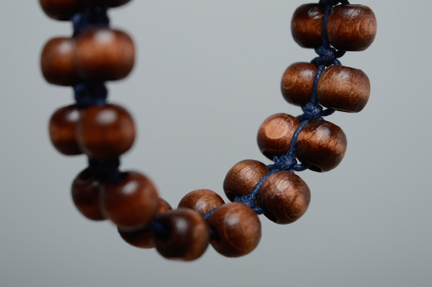 Плетеный браслет макраме из деревянных бусин и вощеного шнурка на завязках фото 2