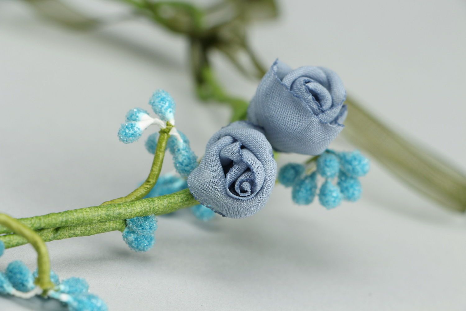 Aro de cabelo com flores azuis foto 3