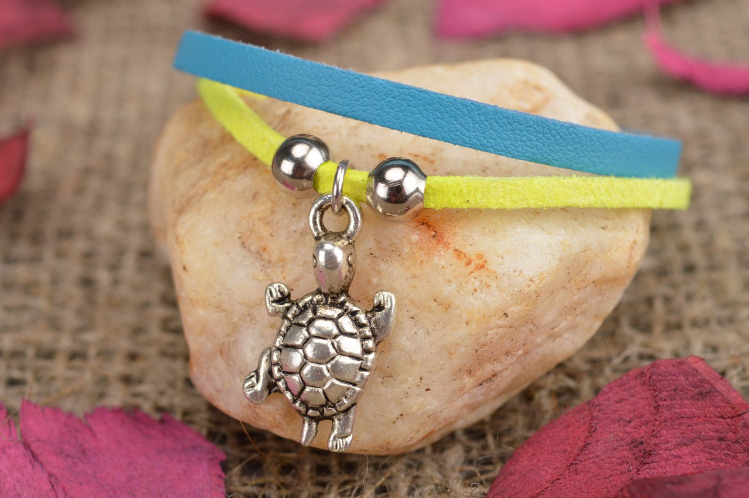 Bracelet en cuir naturel et daim avec breloque tortue fait main bleu-jaune photo 1