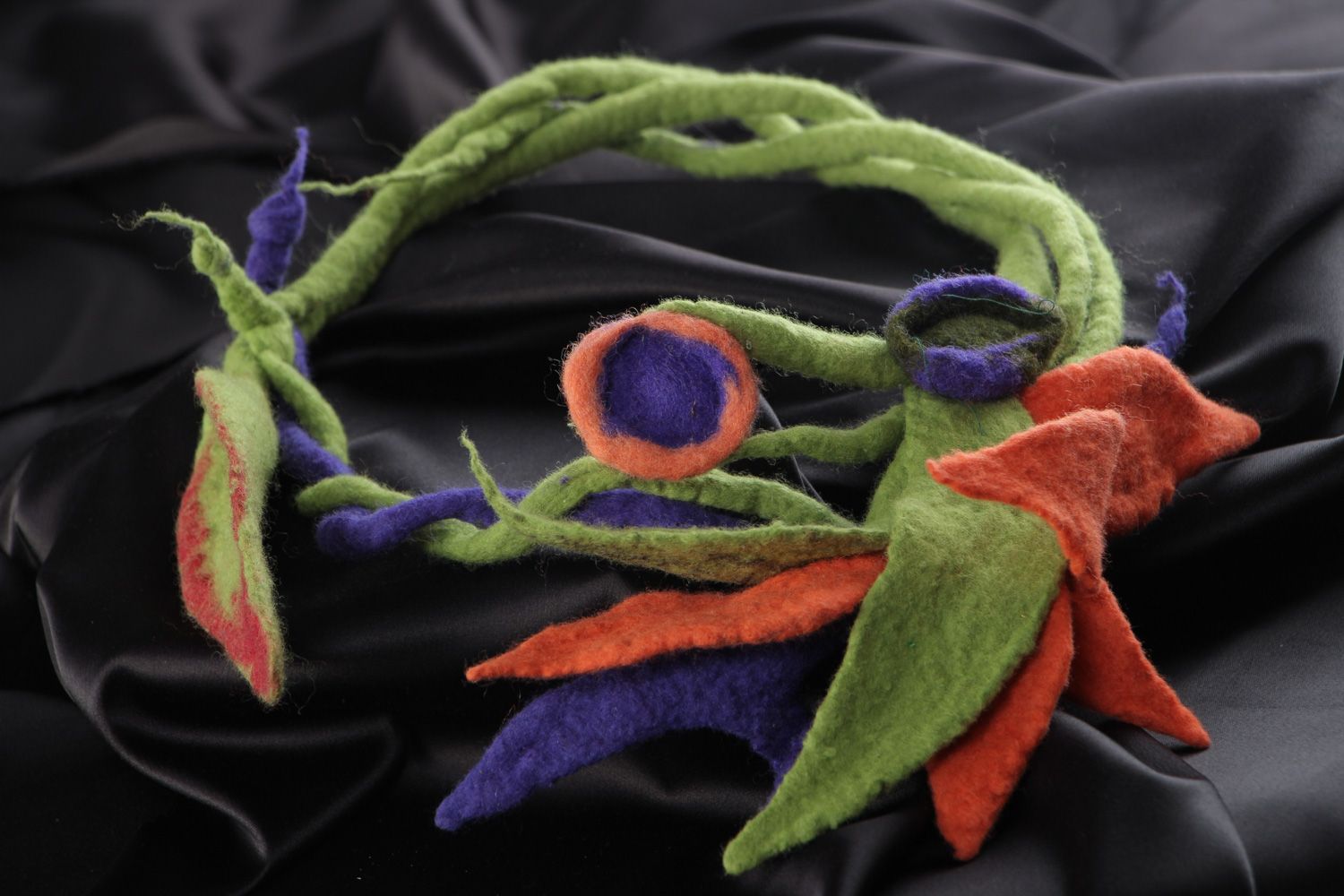 Buntfarbiges handgemachtes Collier aus Wolle in Trockenfilzen Technik für Frauen foto 1
