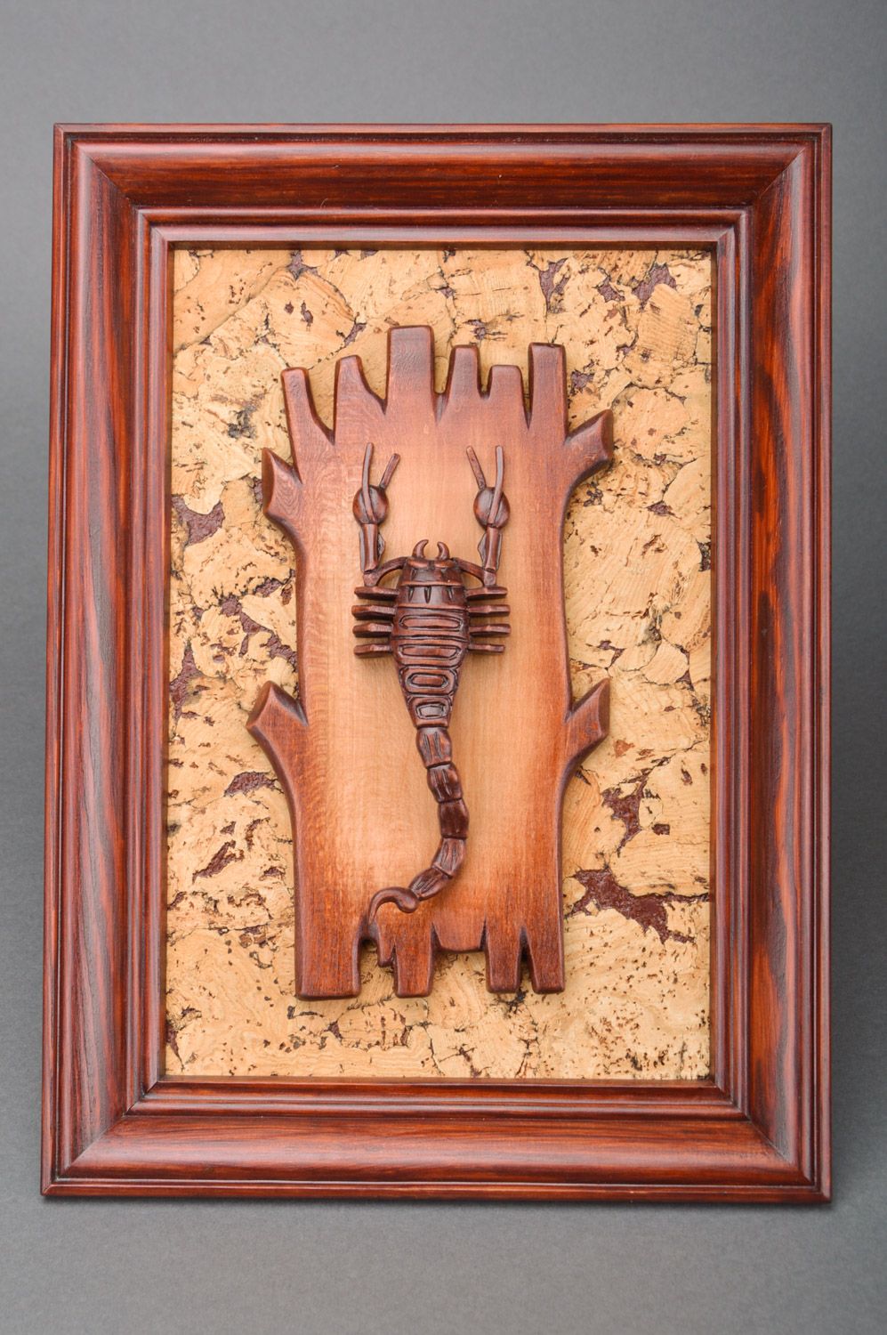 Настенная деревянная картина из липы ручной работы с объемным скорпионом в раме фото 2