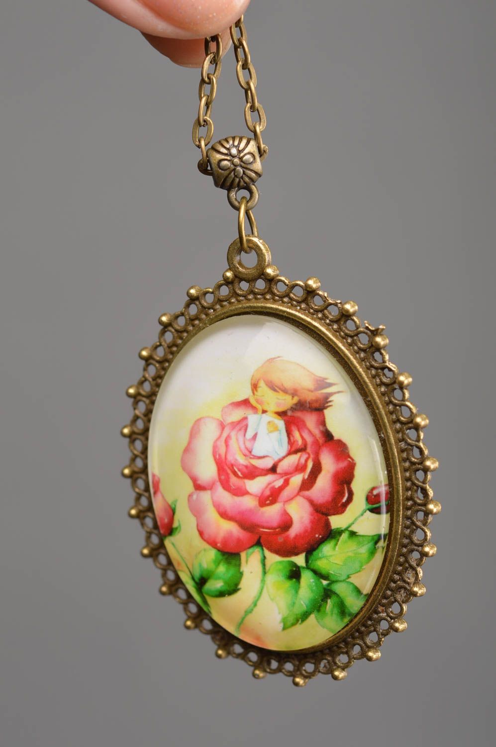 Pendentif ovale métal avec cabochon sur chaînette fait main Fille sur rose photo 2