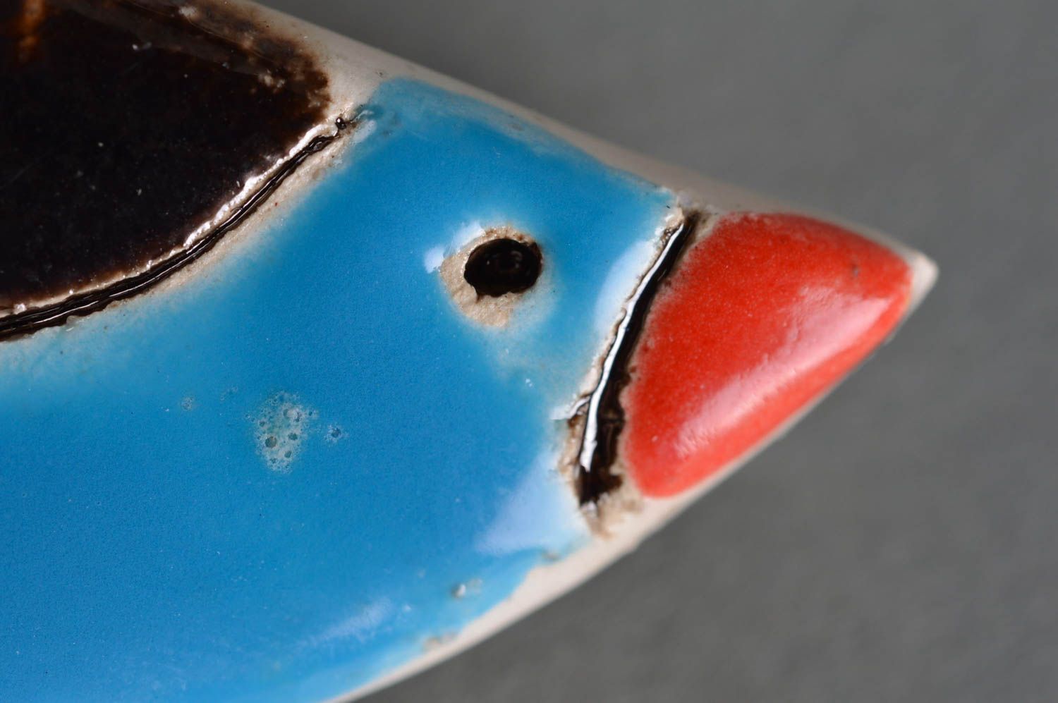 Керамическая брошь ручной работы голубая авторская на металлической булавке фото 2