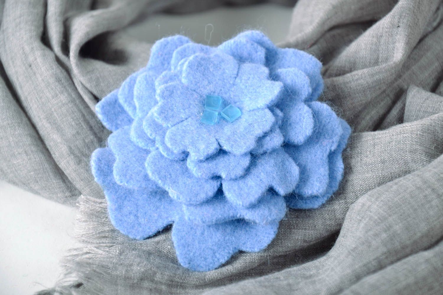 Brosche aus Wolle Blaue Blume foto 1