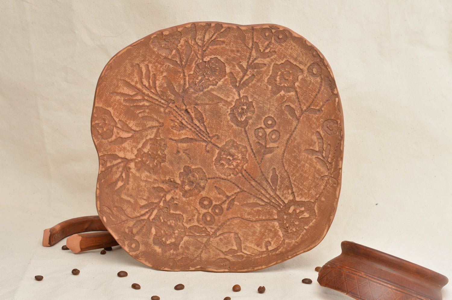 Assiette plate carrée avec bords arrondis en argile à motif floral faite main photo 1