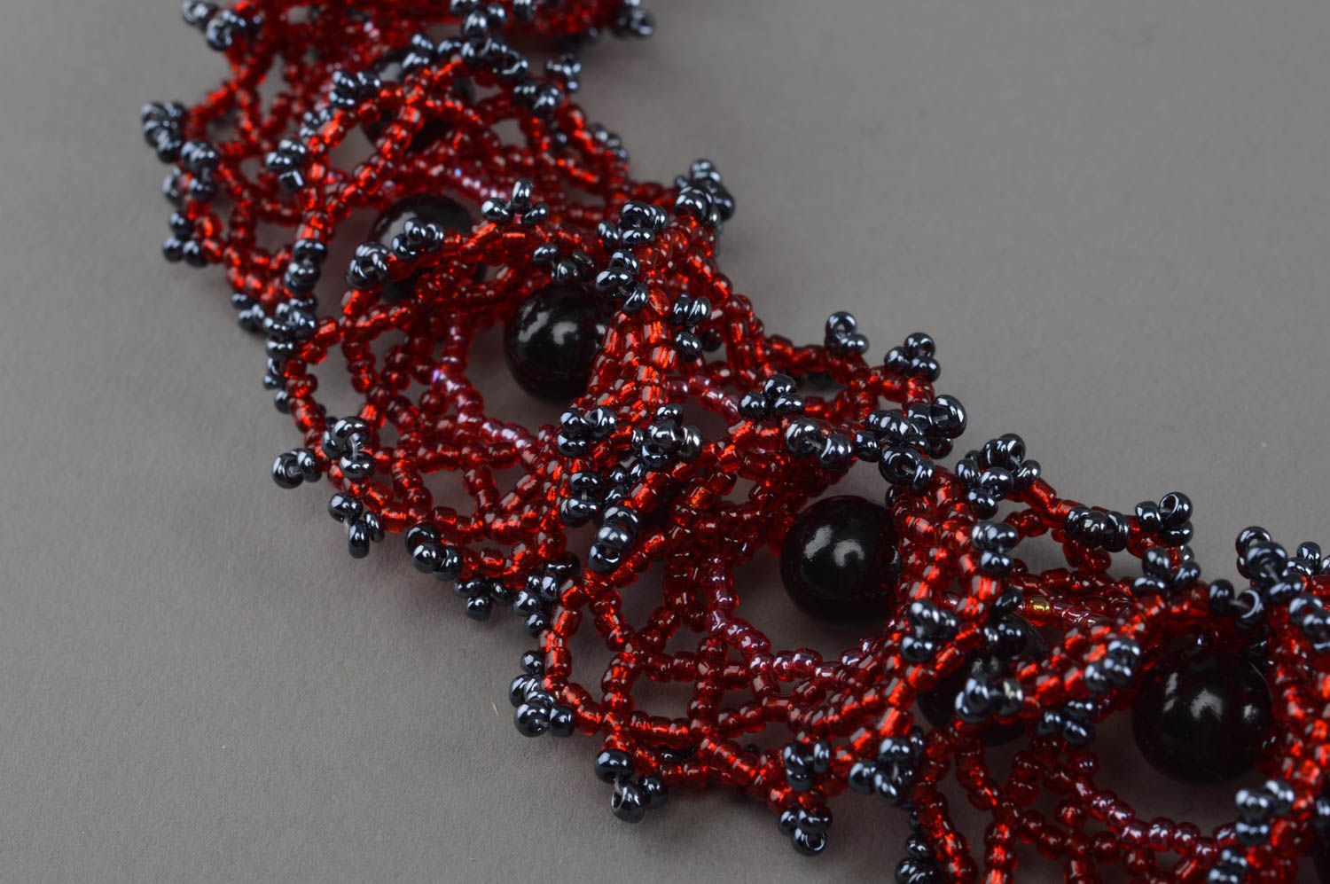 Красивое женское ожерелье из бисера и бусин сплетенное вручную Черные ягоды фото 4