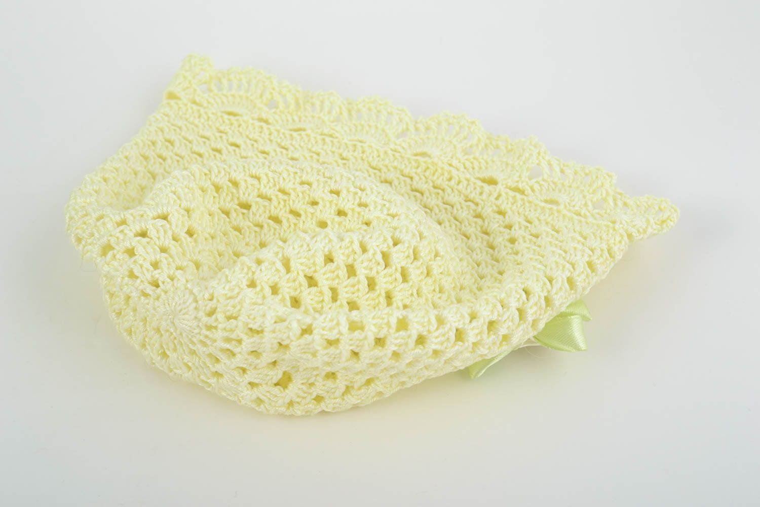 Bonnet tricoté pour bébé en fils de coton clair ajouré avec fleurs fait main photo 4