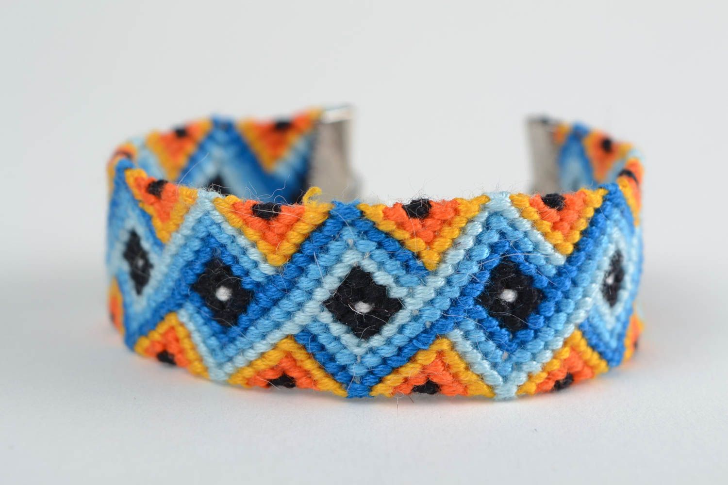 Beautiful handmade designer women's woven friendship bracelet photo 3