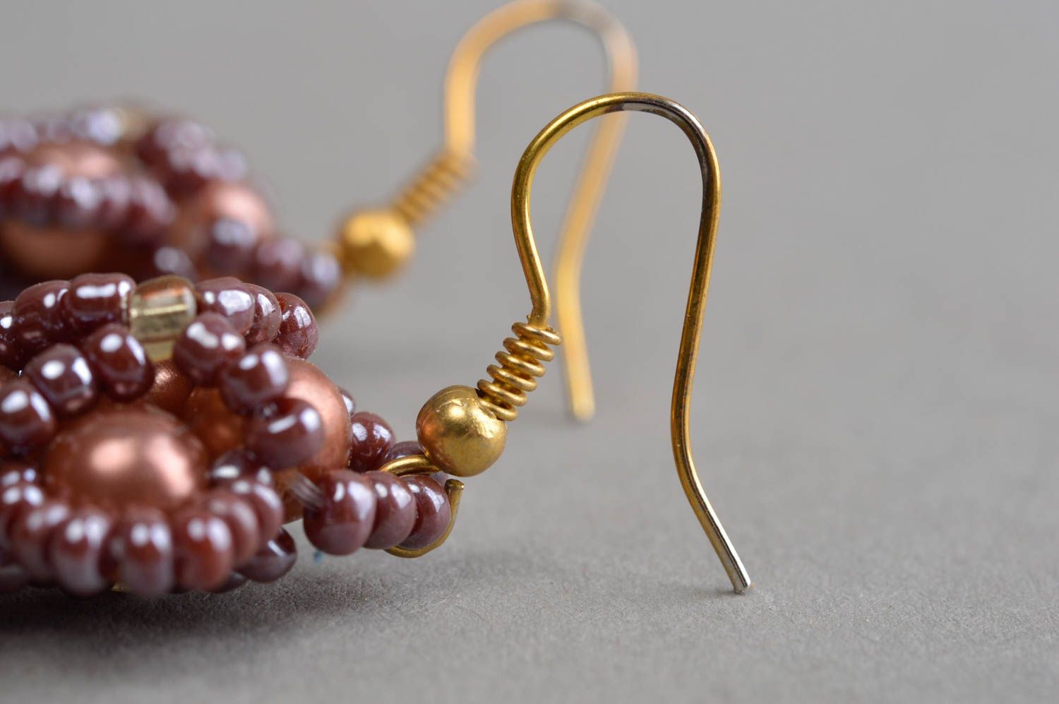 Boucles d'oreilles marron en perles de rocaille et perles rondes faites main photo 4