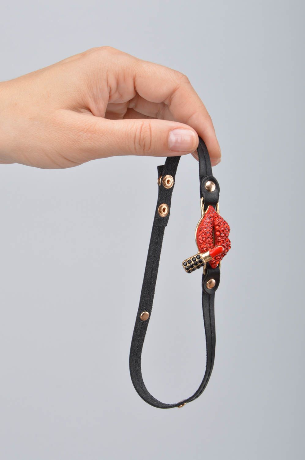 Handmade Leder Armband mit Schließe und Knöpfen in Schwarz und Rot für Damen foto 2