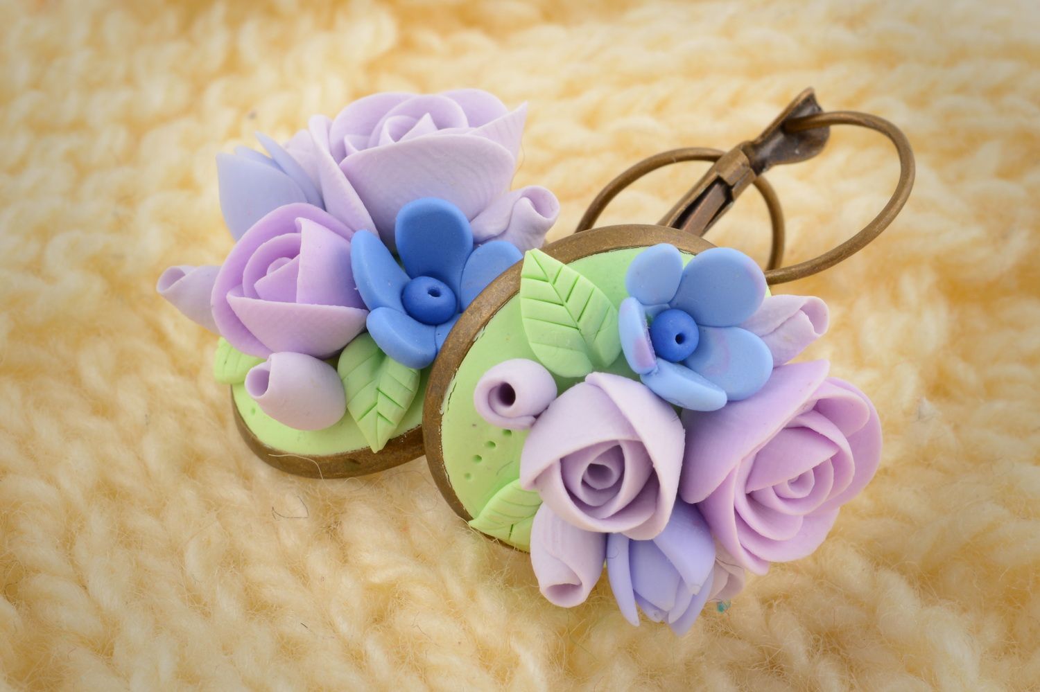Feierliche Gehänge Ohrringe aus Polymerton mit Blumen zart handgeschaffen schön foto 1
