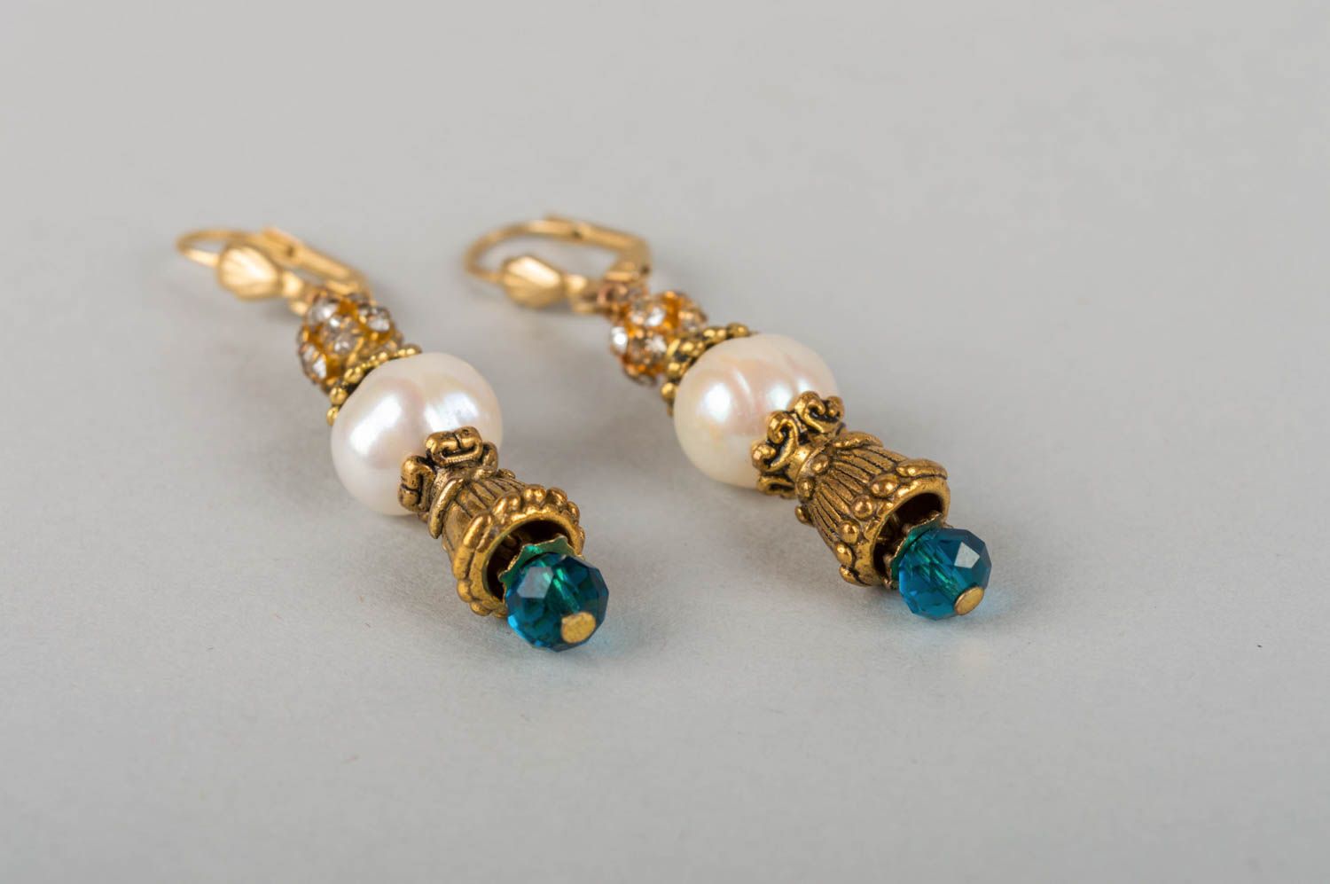 Boucles d'oreilles en perles et cristaux pendantes faites main originales photo 3