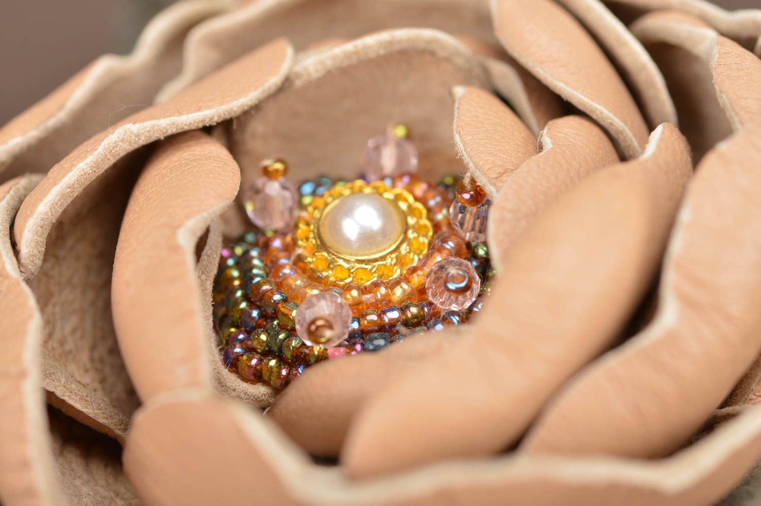 Elegante feine handgemachte Brosche aus Leder braune beige Blume mit Perle foto 4