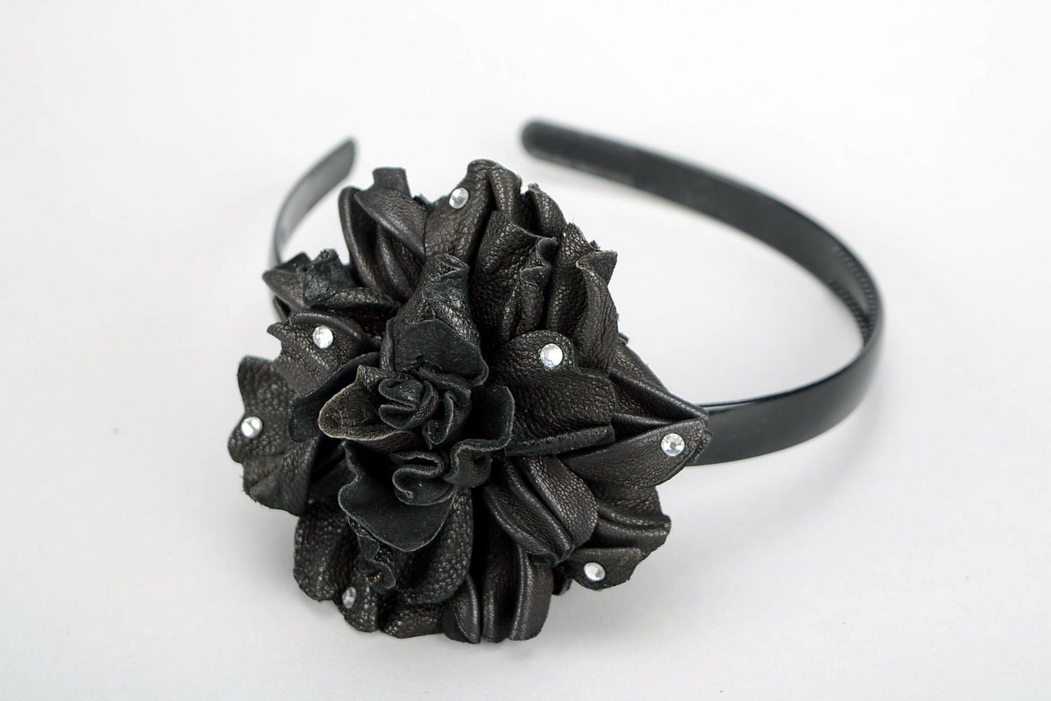 Diadema, corona para la cabeza, cuero, plástico “Flor negra” foto 1