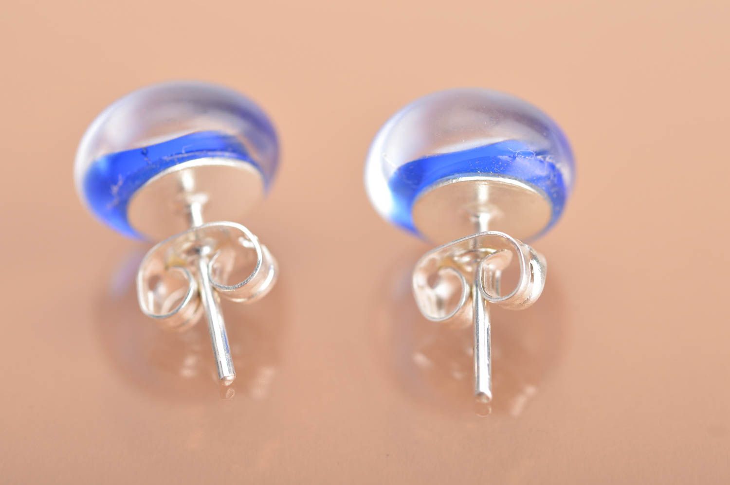 Boucles d'oreilles en verre faites main bleues millefiori avec fermoir d'argent photo 5
