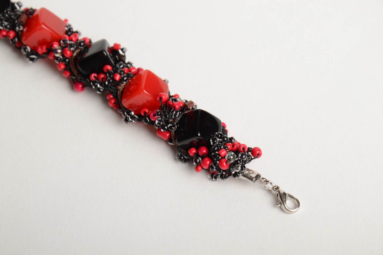 Бисерный браслет ручной работы с бусинами красный с черным на цепочке плетеный фото 5