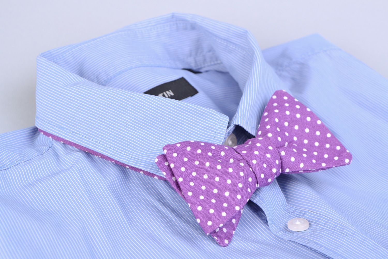 Stylish handmade textile bow tie Lilac Polka Dot photo 1