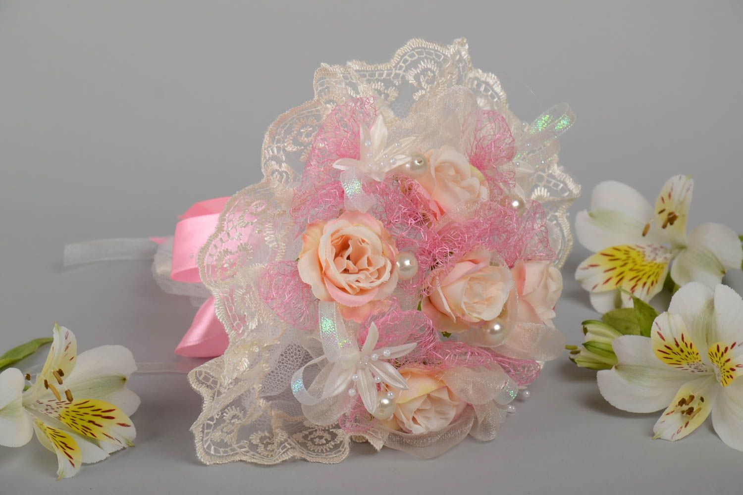 Нежный свадебный букет из искусственных цветов роз ручной работы красивый фото 5