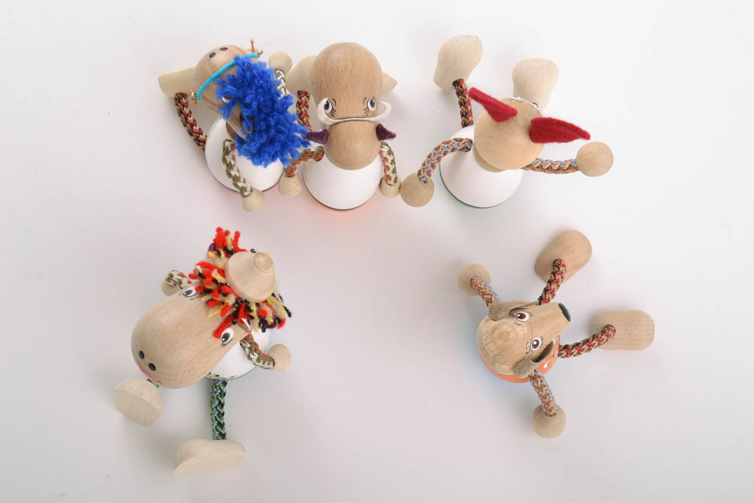 Conjunto de juguetes de madera artesanales pintados con tintes ecológicos 5 piezas animales foto 2