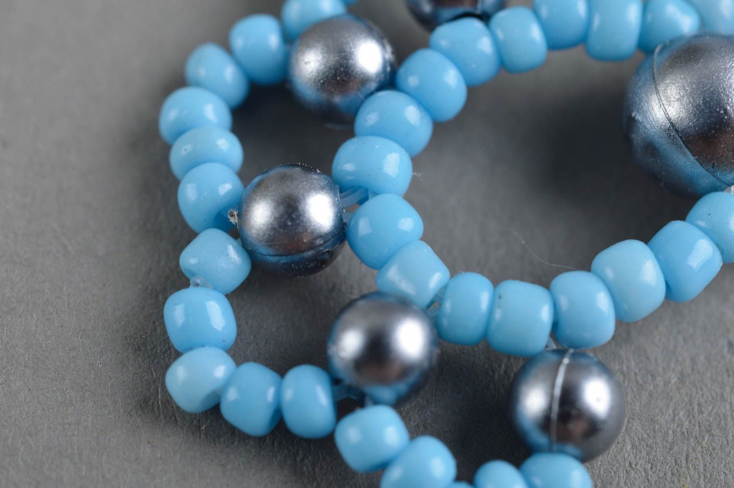 Boucles d'oreilles en perles de rocailles bleues faites main originales photo 5