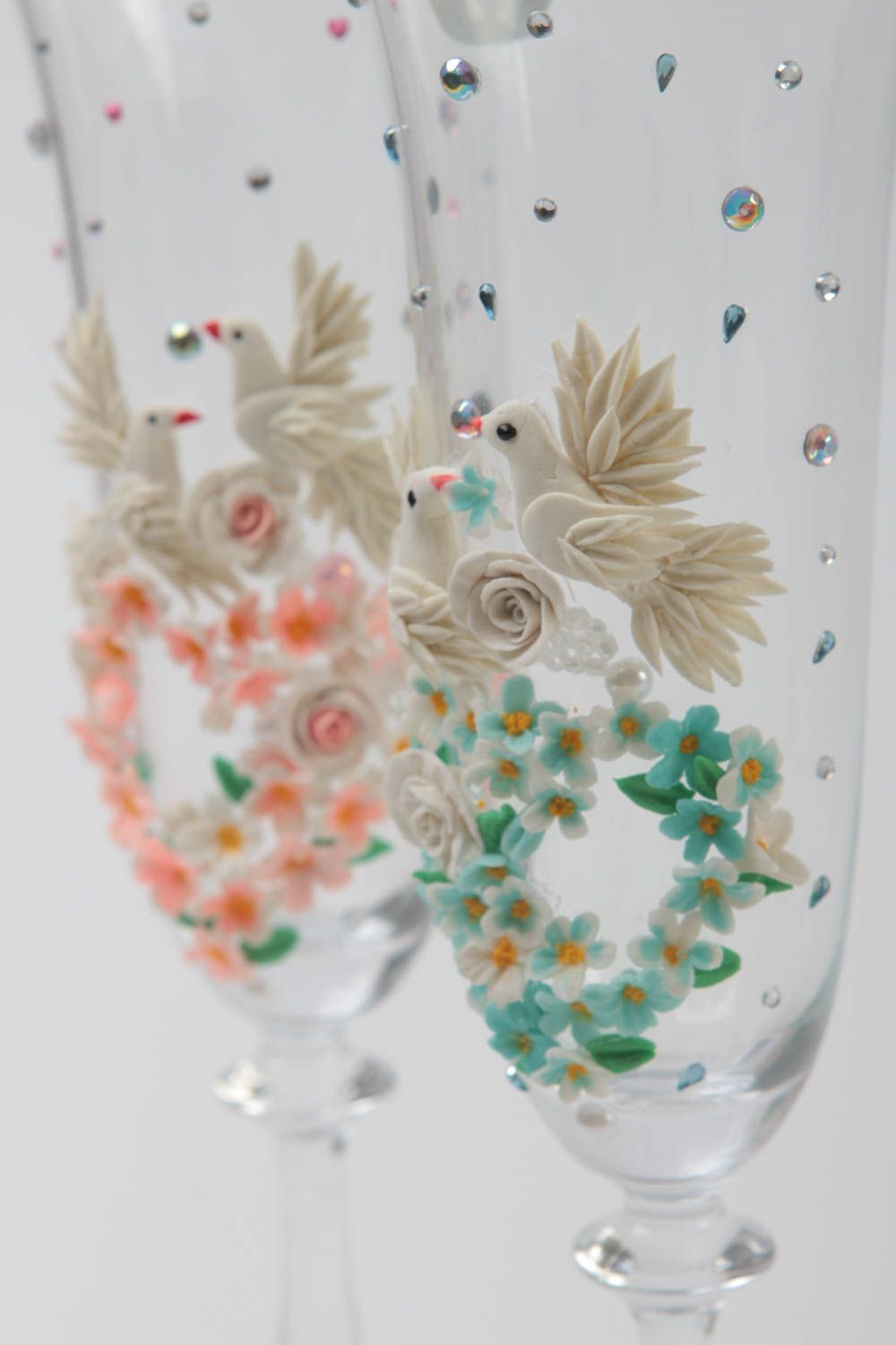 Стеклянные бокалы с лепными элементами из полимерной глины ручной работы 2 штуки фото 3
