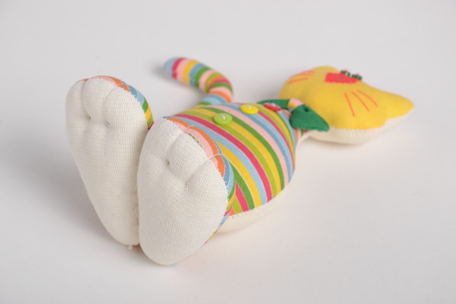 Игрушка кот ручной работы детская игрушка радужная мягкая игрушка с бабочкой фото 4