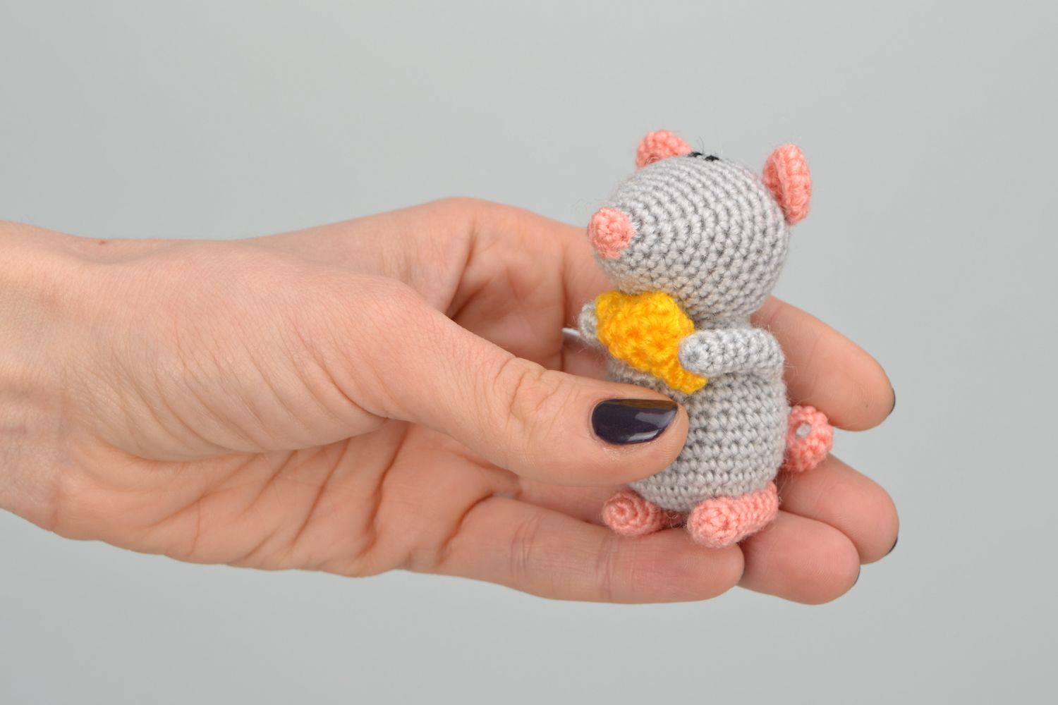 Маленькая вязаная игрушка мышка с сыром из шерсти фото 2