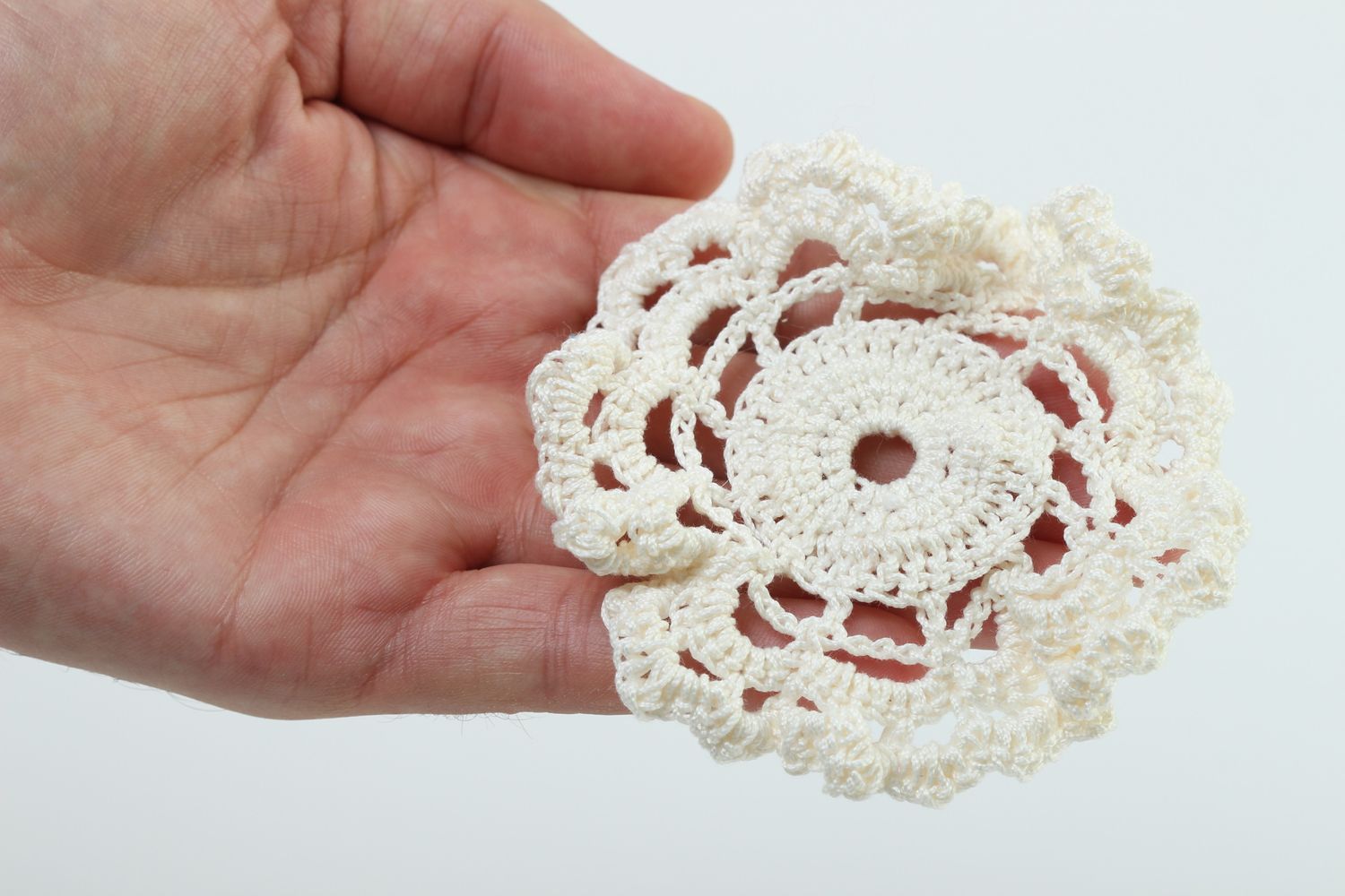 Fleur en tricot faite main Fourniture bijoux blanche ajourée Création bijoux photo 5