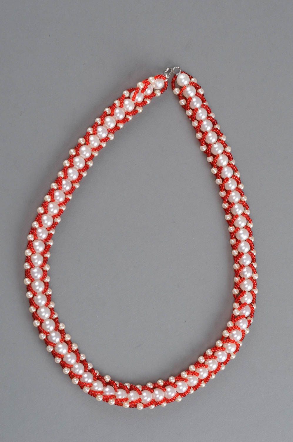 Collier en perles de fantaisie et perles de rocaille blanc-rouge fait main stylé photo 2