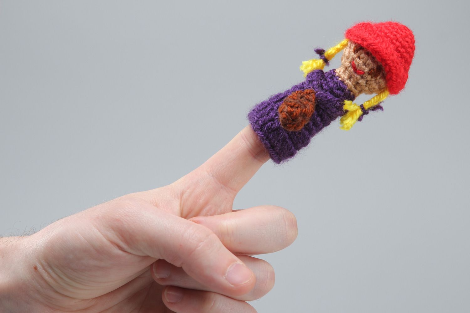 Muñeca de dedo artesanal Caperucita Roja tejida a ganchillo para niños  foto 4