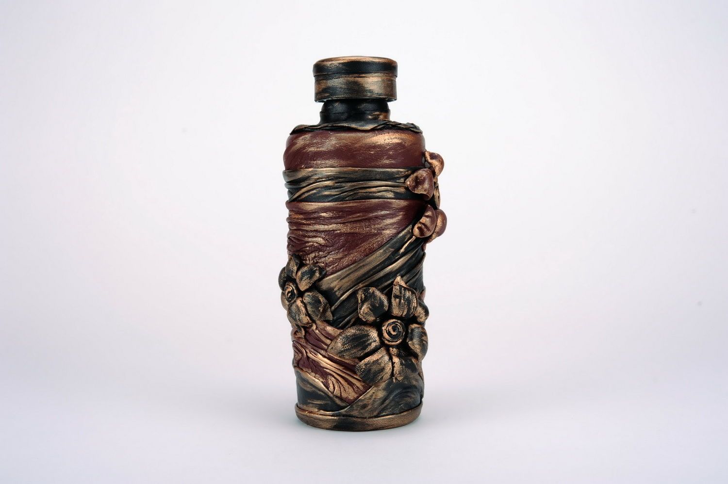 Schöne Glass-Flasche mit Leder-Dekoration foto 1