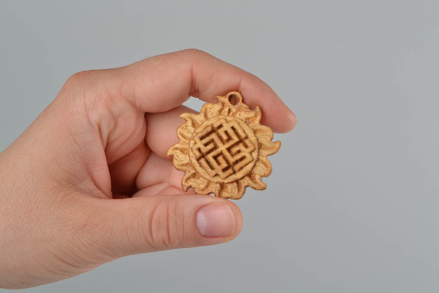 Slawischer runder künstlerischer Amulett Anhänger aus Holz handmade Swarozhytsch foto 2