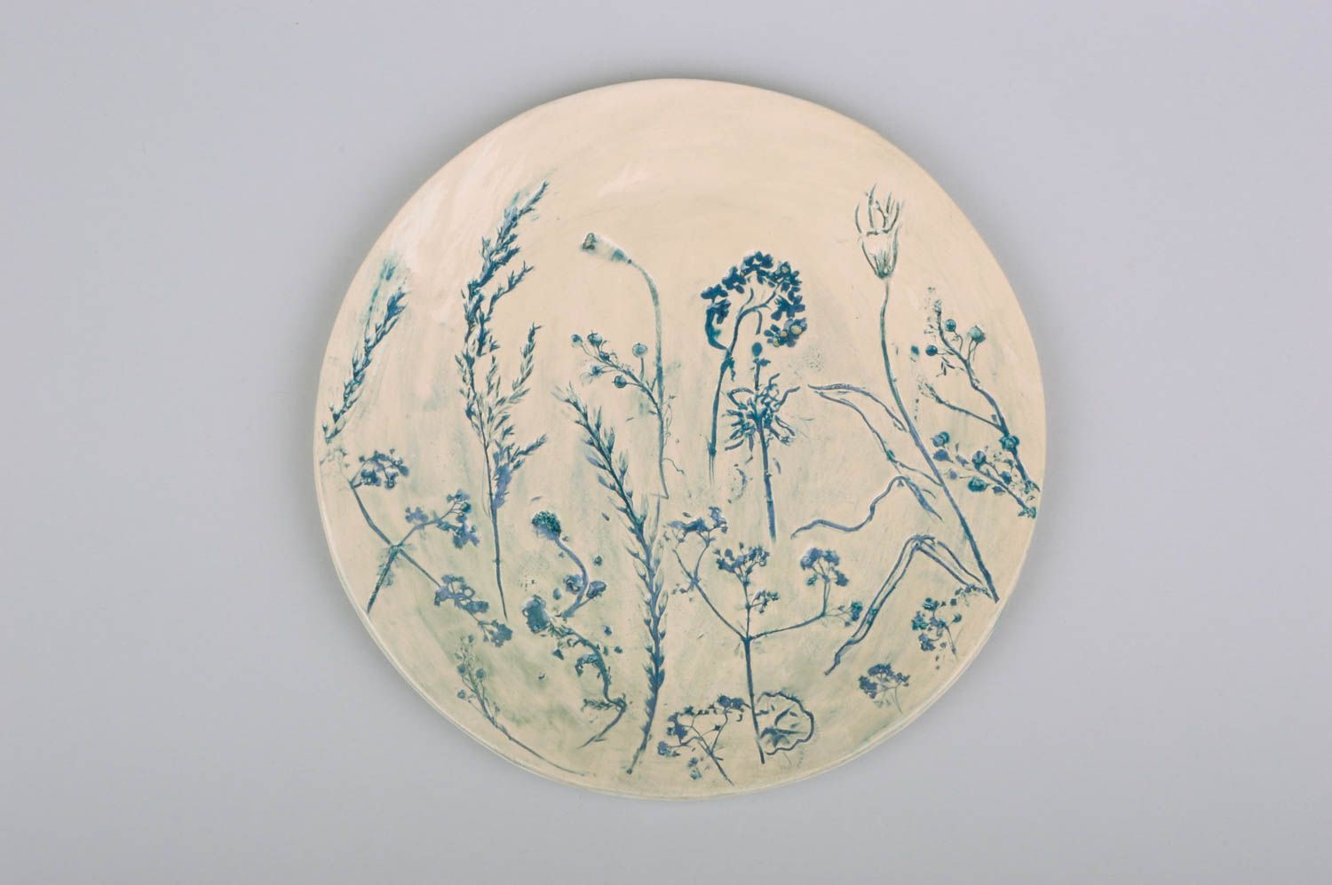 Глиняная тарелка с глазурью круглая с растительным орнаментом светлая хэнд мейд фото 1