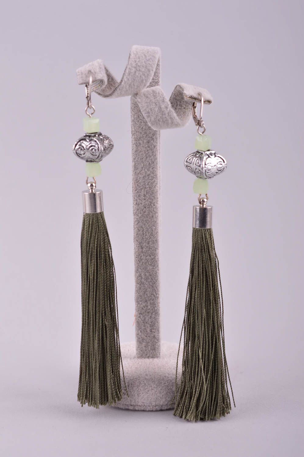 Украшение ручной работы длинные серьги черные плетеные серьги с бусинами фото 2
