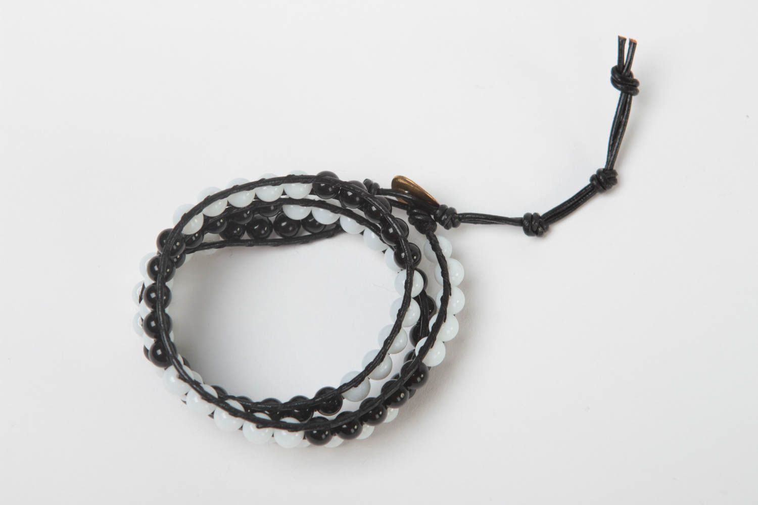 Трехрядный браслет из бусин агата ручной работы плетеный красивый стильный фото 3