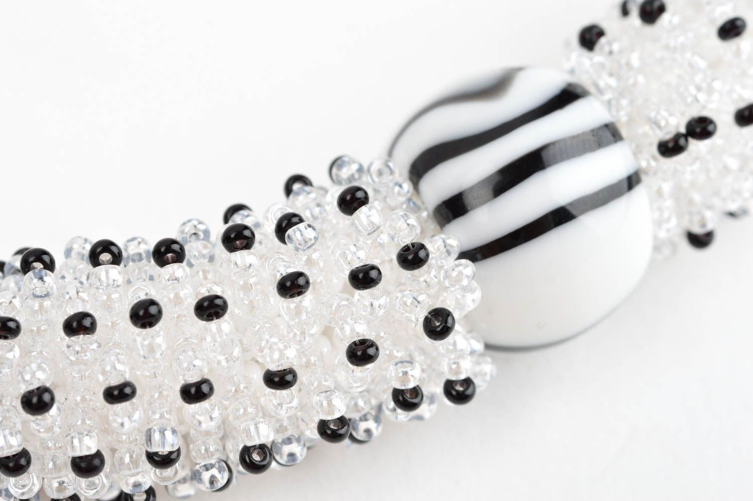 Collana di perline fatta a mano bigiotteria da donna in colore bianco nero foto 5