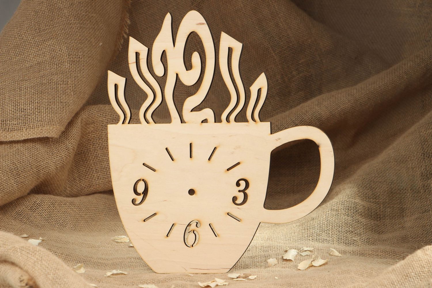 Horloge en bois brut faite main en forme de tasse design original serviettage photo 5
