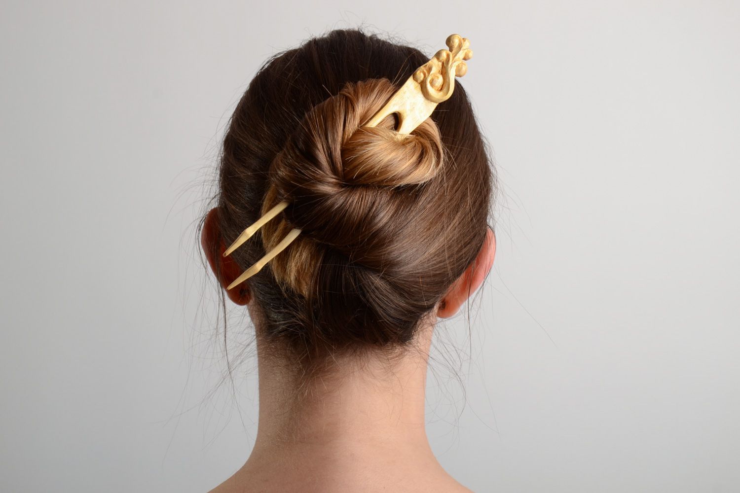 Handgemachte helle getönte lackierte geschnitzte hölzerne Haarnadel für Frauen foto 1