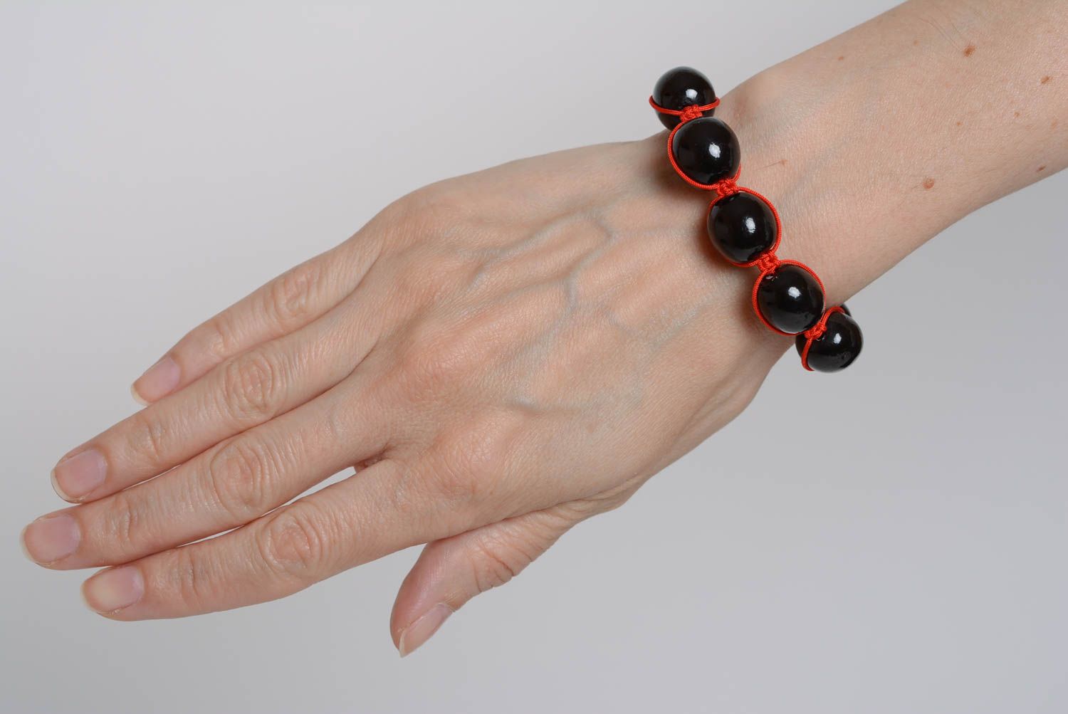 Bracelet en perles plastiques noires et lacet rouge tressé macramé fait main photo 5