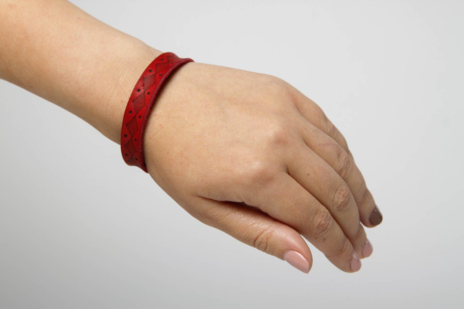 Bracelet en cuir Bijou fait main rouge avec ornement Accessoire tendance photo 2