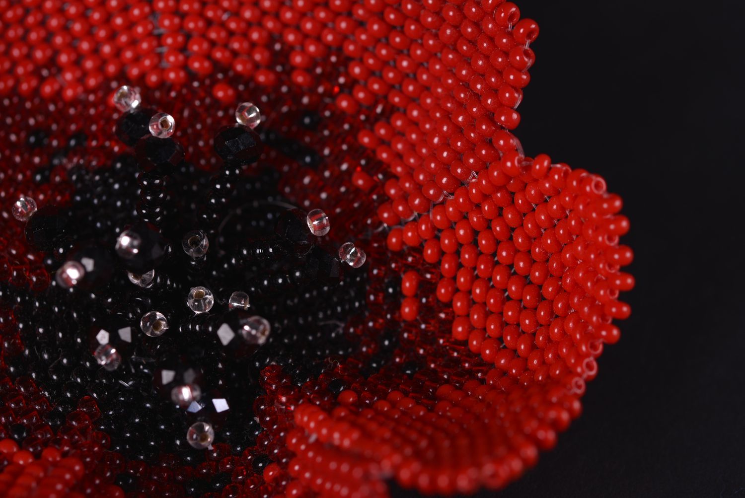 Broche fleur Bijou fait main pavot rouge Accessoire femme en perles de rocaille photo 4