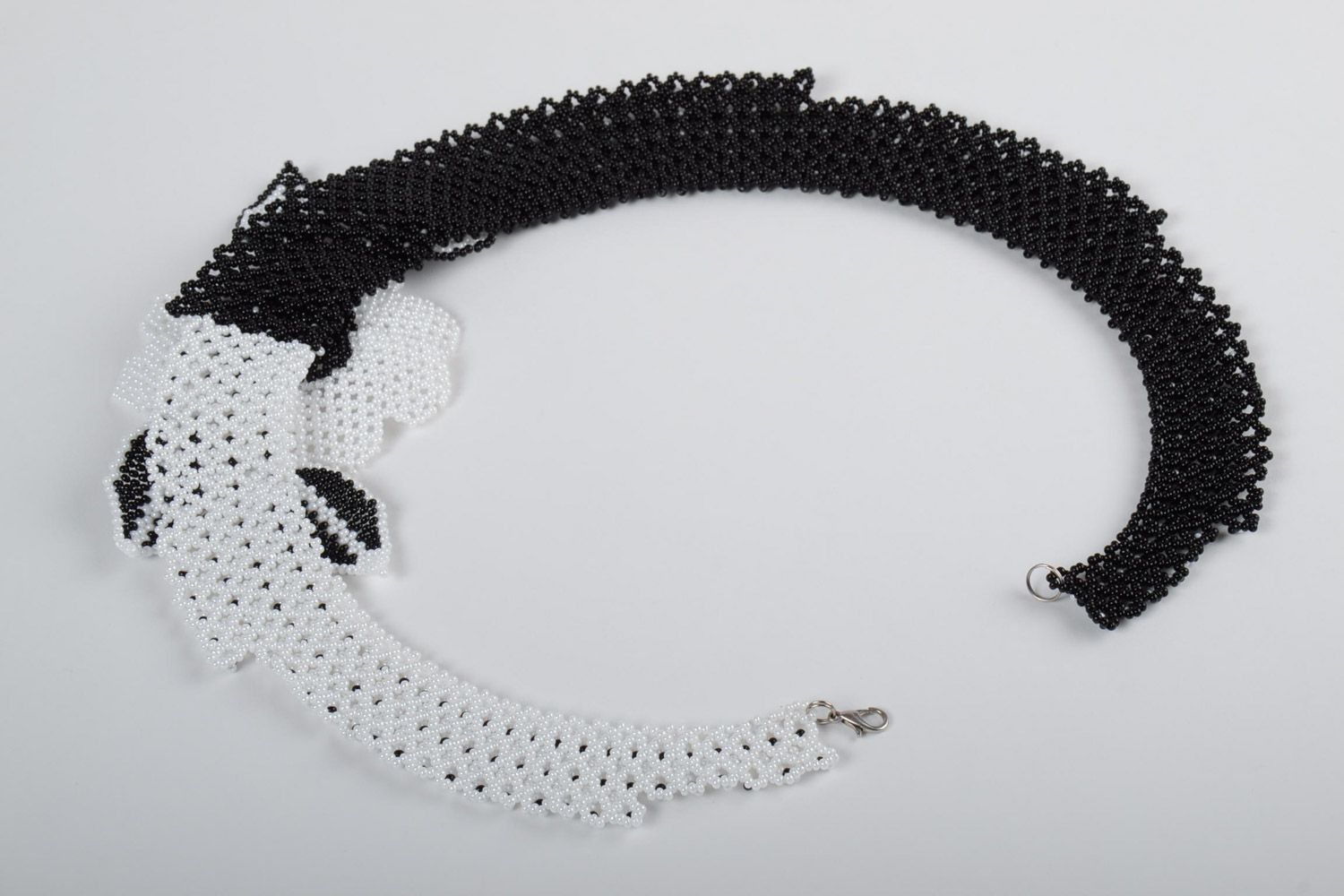 Collier en perles de rocaille tchèques avec grande fleur fait main blanc-noir photo 4
