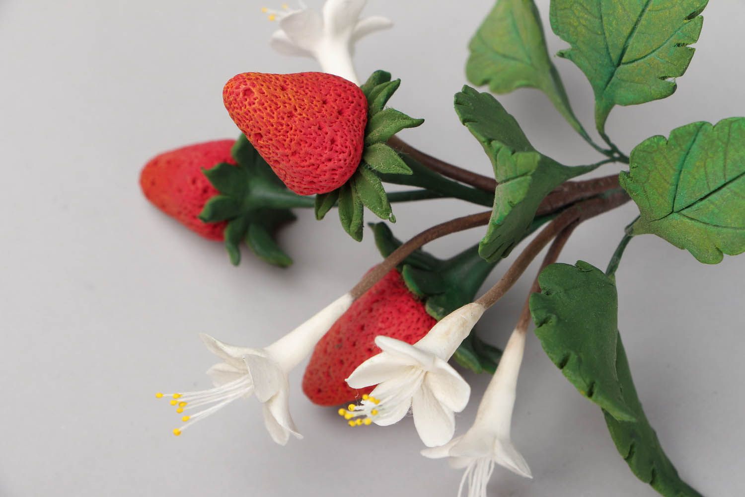 Branche décorative de fraise en pâte polymère photo 3