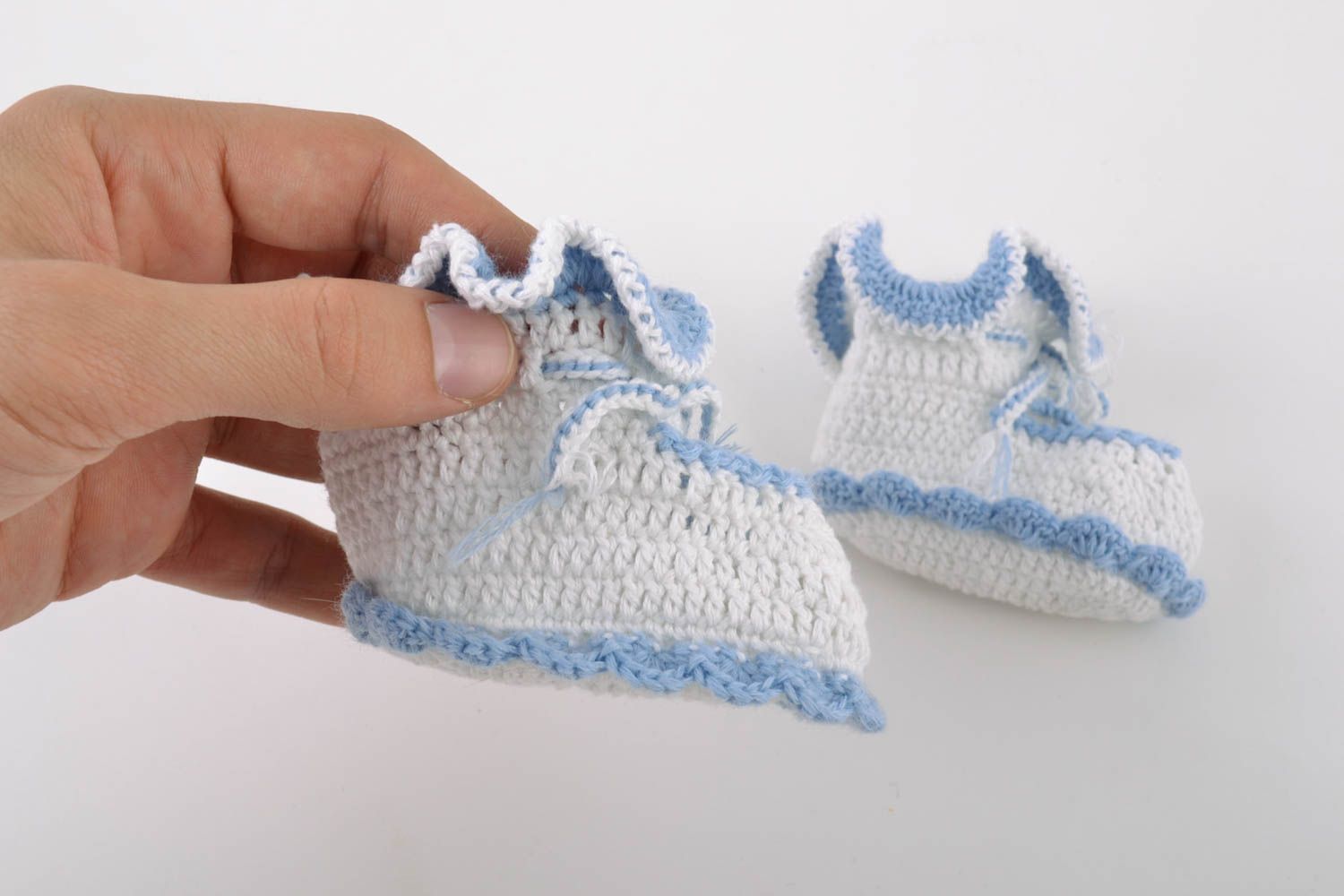 Patucos de bebé tejidos artesanales ligeros bonitos estilosos blancos con azul foto 2