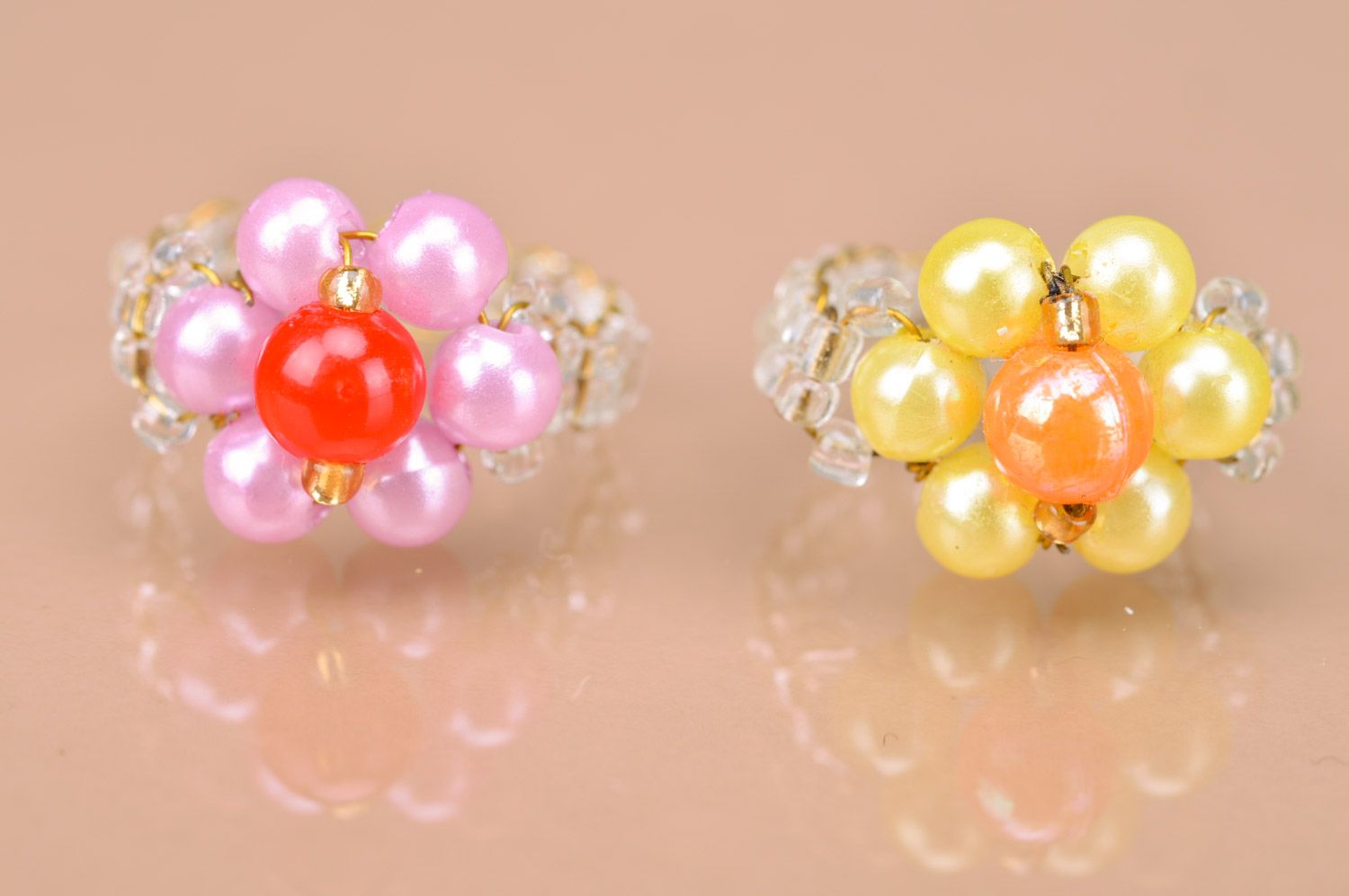 Set of handmade children's beaded rings in the shape of flowers 2 items pink and yellow photo 2