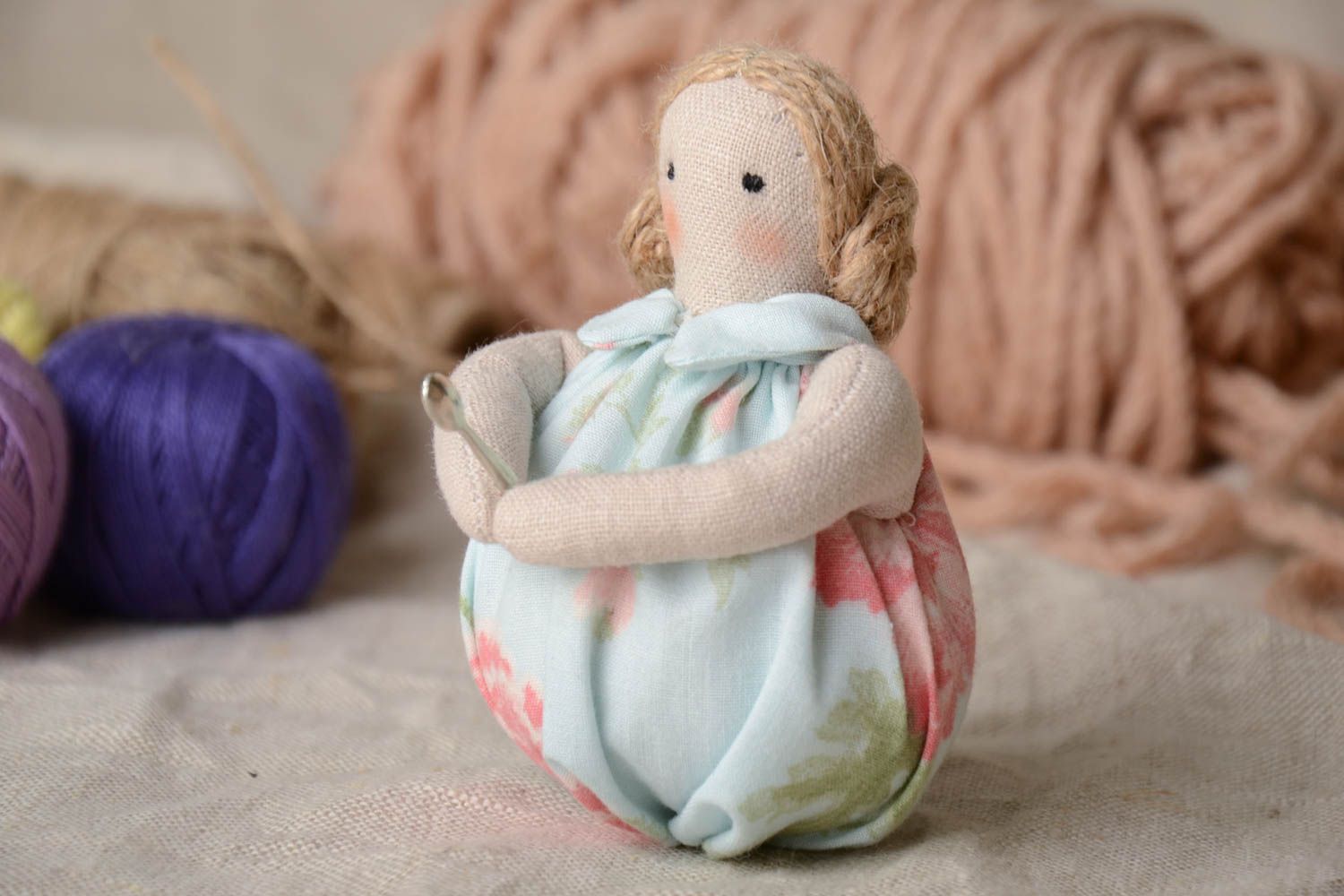 Petite poupée en tissu de calicot claire décorative faite main femme gourmande photo 1