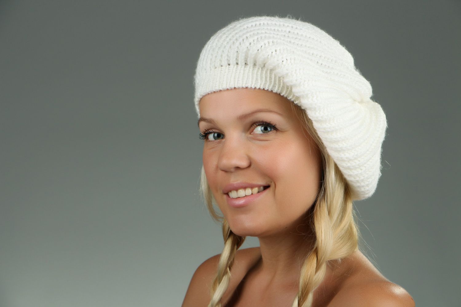 American knitted beret of white photo 1