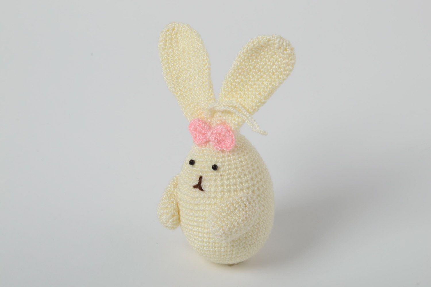 Вязаное яйцо кролик на деревянной основе молочного цвета маленькое ручная работа фото 2