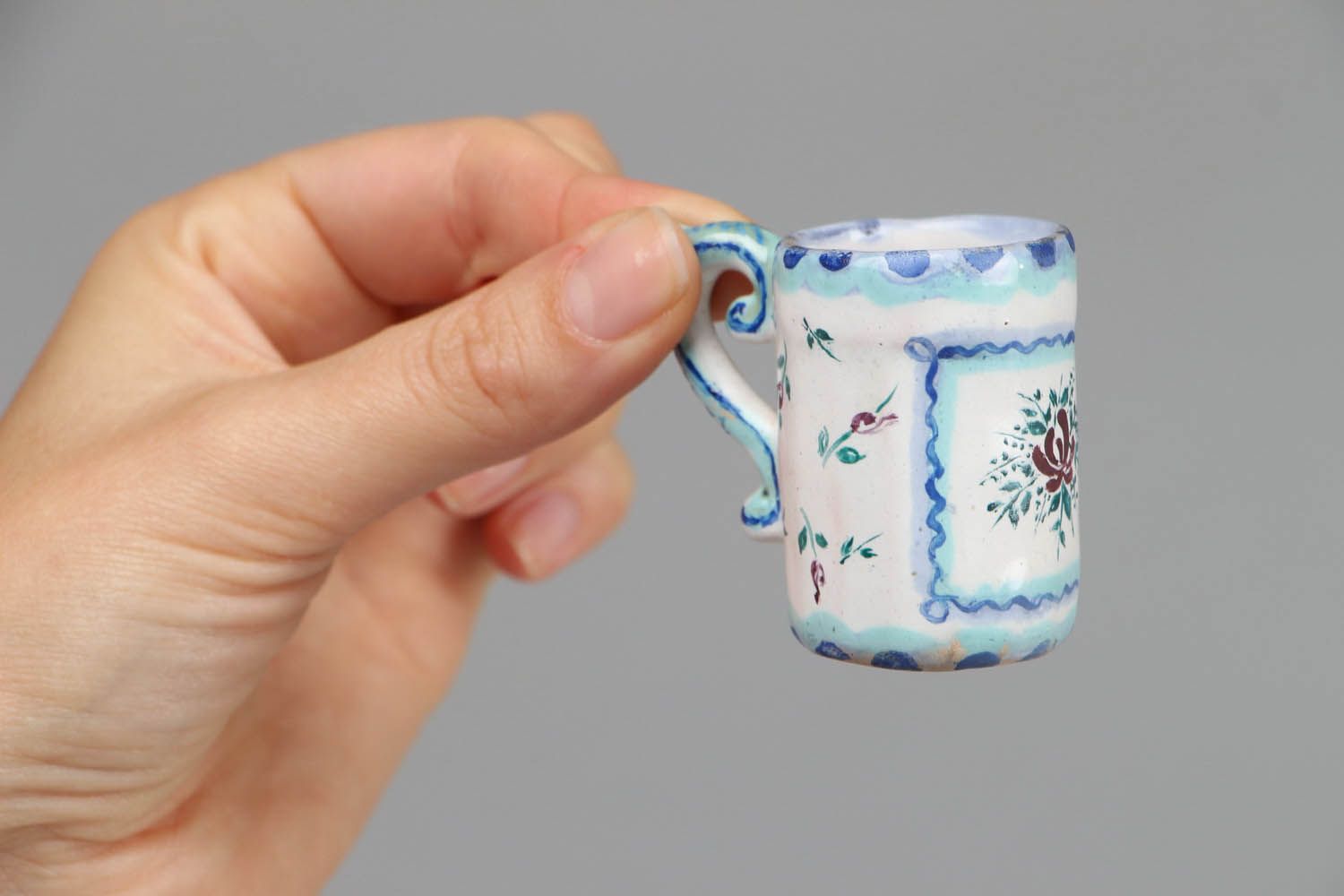 Petit vase en céramique en forme d'une tasse bleue photo 4